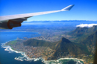  اجمل خمسين مكان في العالم  CPT Cape Town Lions Head and Signal Hill from aircraft